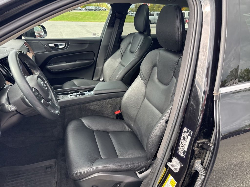 2021 Volvo XC60 T5 Momentum photo 11