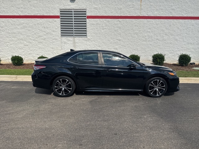 2020 Toyota Camry SE photo 3