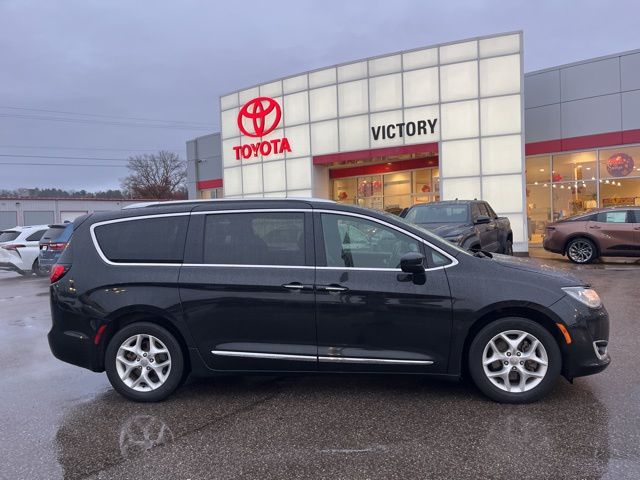 2020 Chrysler Pacifica Touring L photo 3