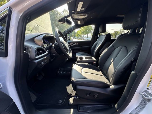 2025 Chrysler Pacifica photo 24
