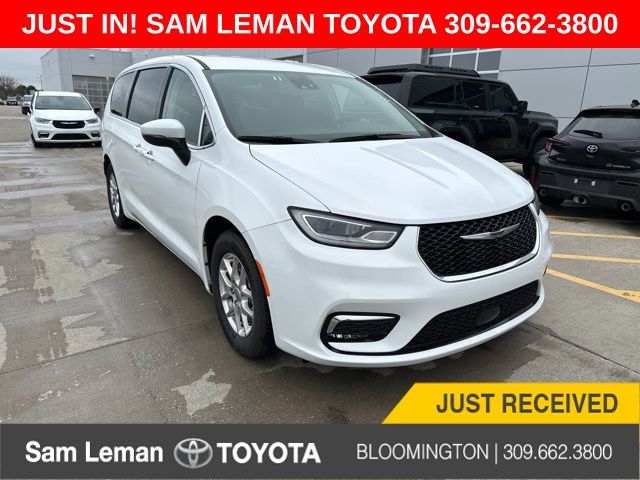 2023 Chrysler Pacifica Touring L's photo