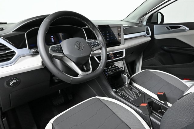 2025 Volkswagen Taos SE photo 3