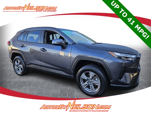 2024 Toyota RAV4 XLE's photo