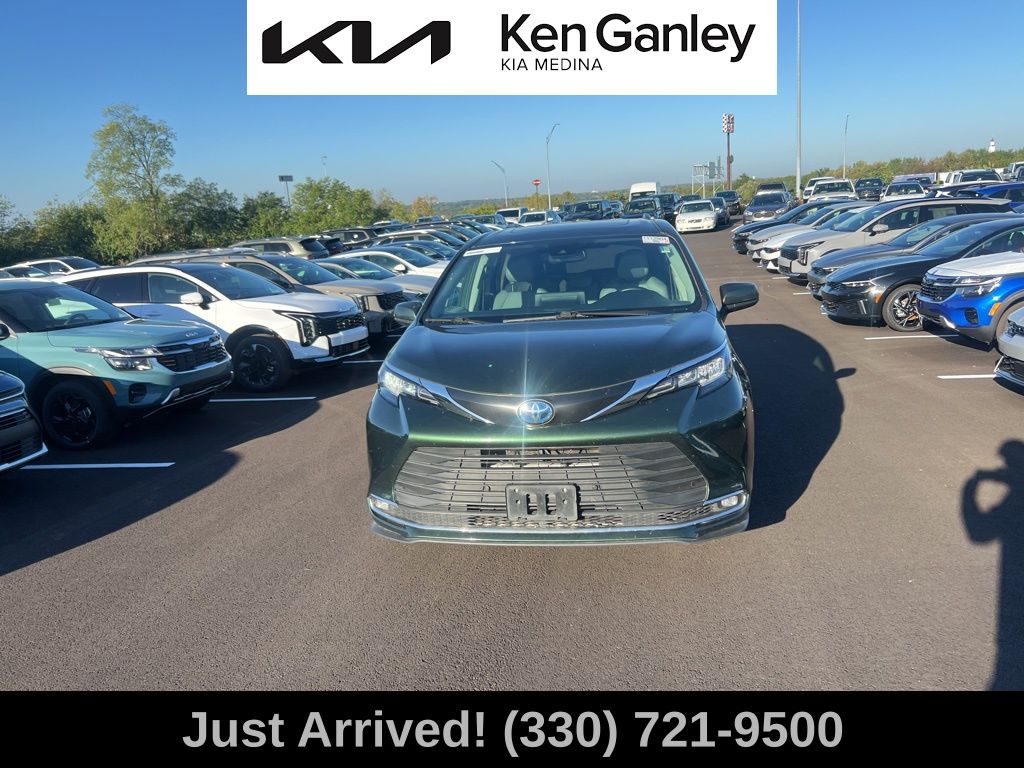 2023 Toyota Sienna XLE photo 2