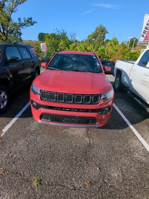 2023 Jeep Compass Limited photo 2