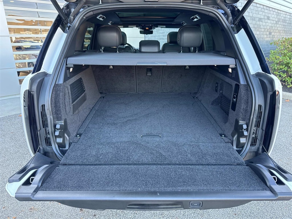2023 Land Rover Range Rover SE photo 6