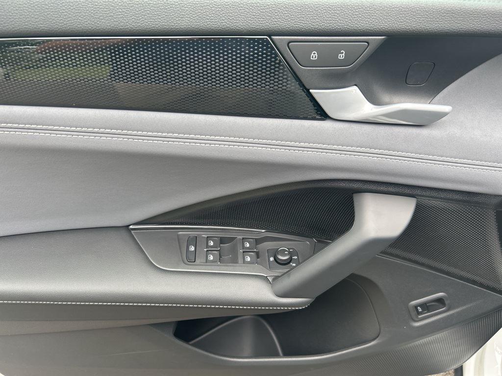 2025 Volkswagen Tiguan SE R-Line Black photo 10
