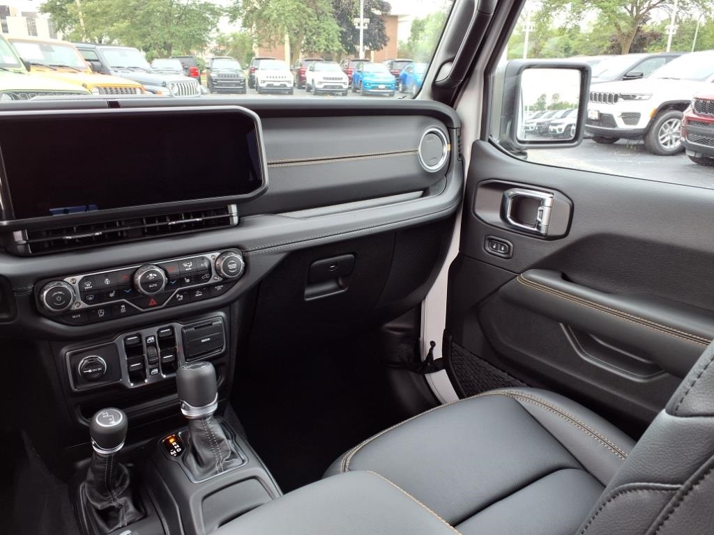2025 Jeep Wrangler Sahara photo 14