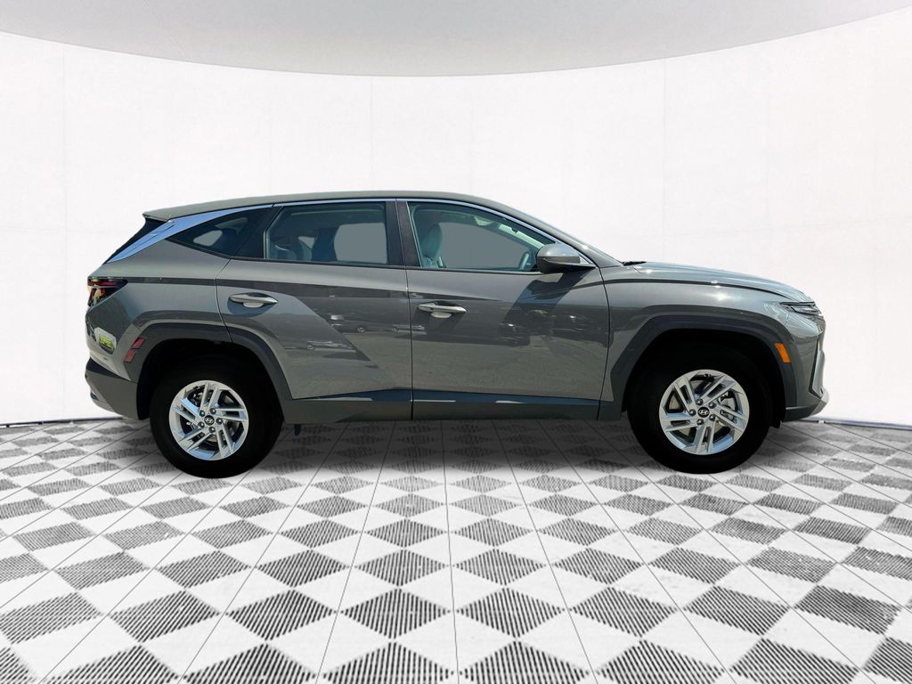 2025 Hyundai Tucson SE photo 9