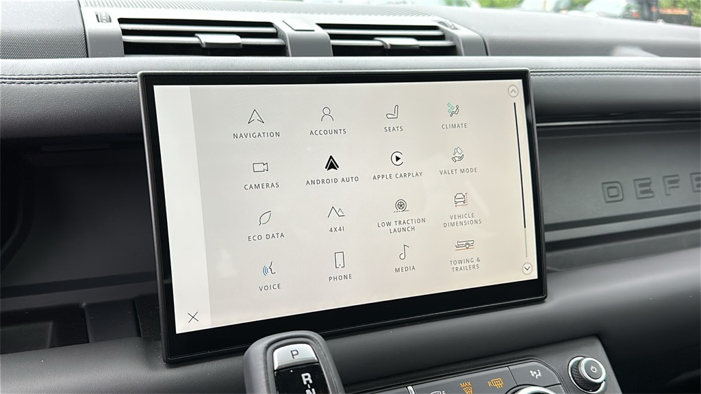 2025 Land Rover Defender 110 X-Dynamic SE photo 18