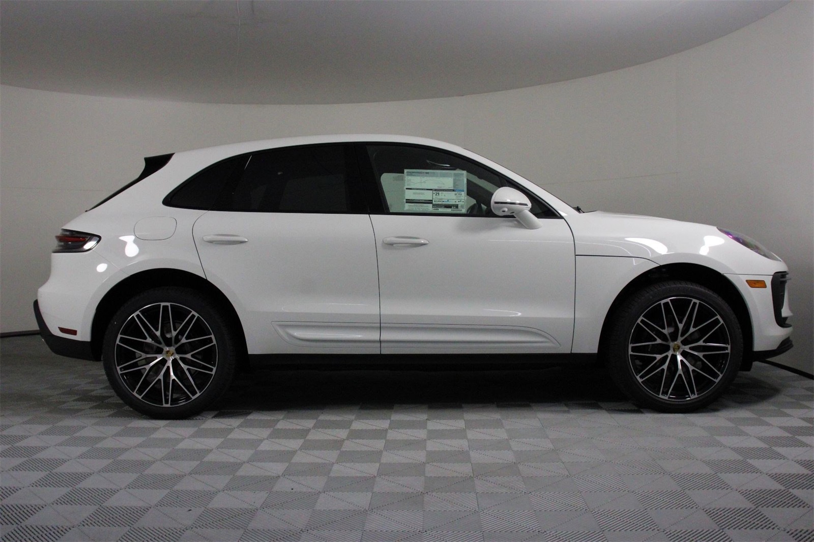 2025 Porsche Macan T photo 8