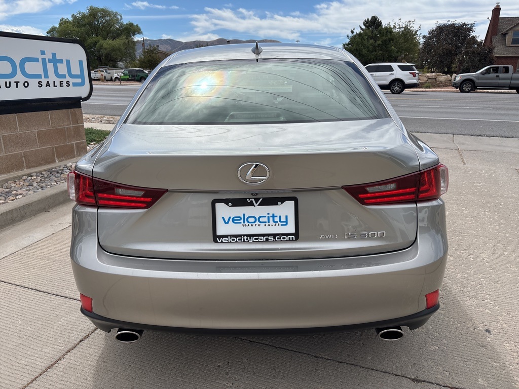 2016 Lexus IS 300 photo 4