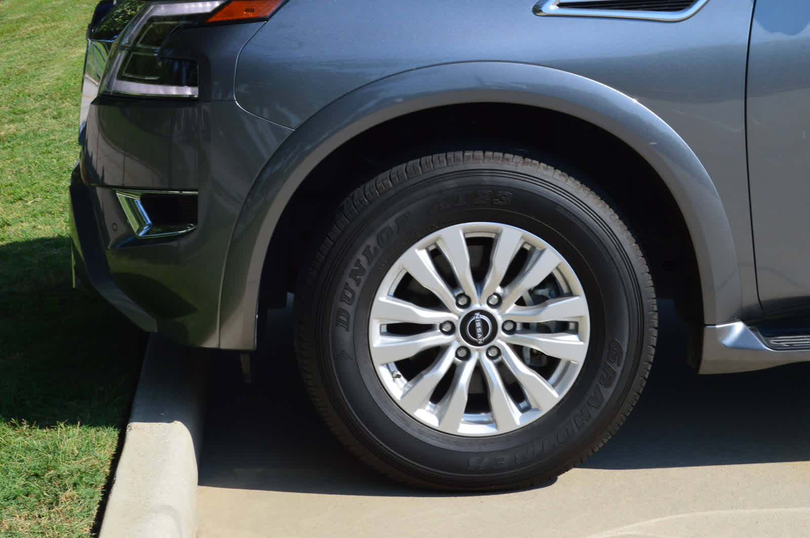 2024 Nissan Armada SV photo 9