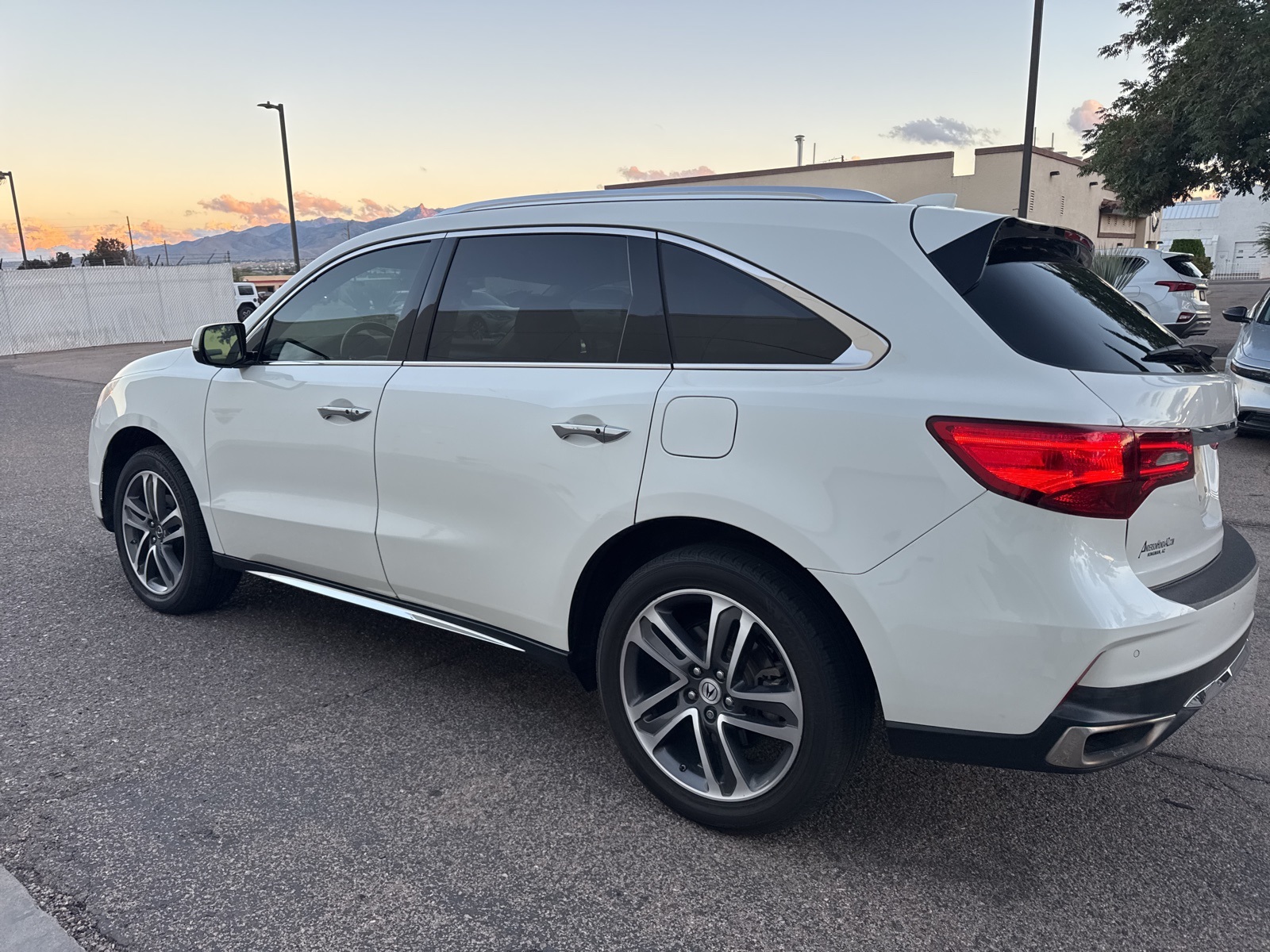 2017 Acura MDX SH-AWD Advance photo 3