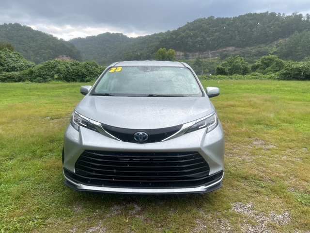 2023 Toyota Sienna LE photo 2