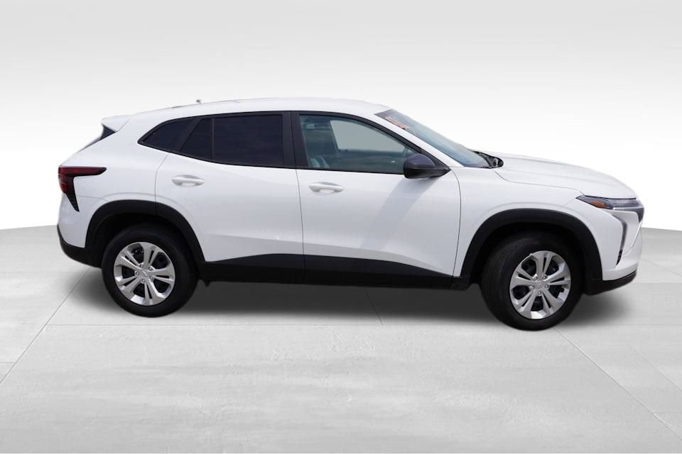2025 Chevrolet Trax LS photo 2