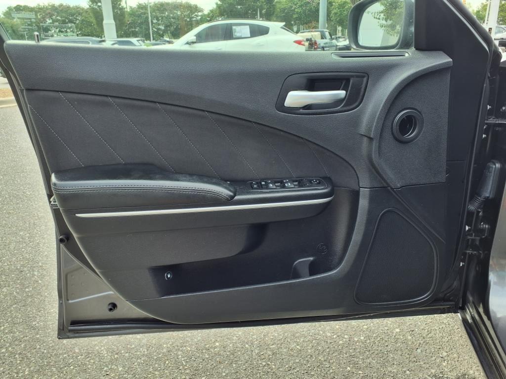 2019 Dodge Charger SXT photo 4