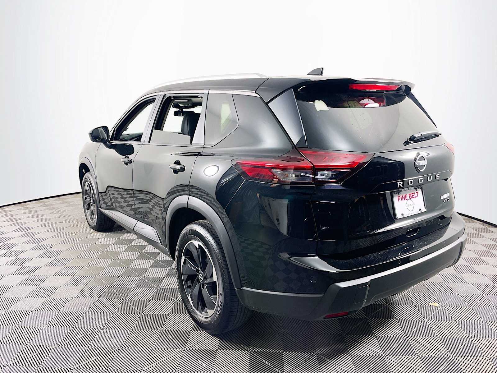 2026 Nissan Rogue SV photo 4