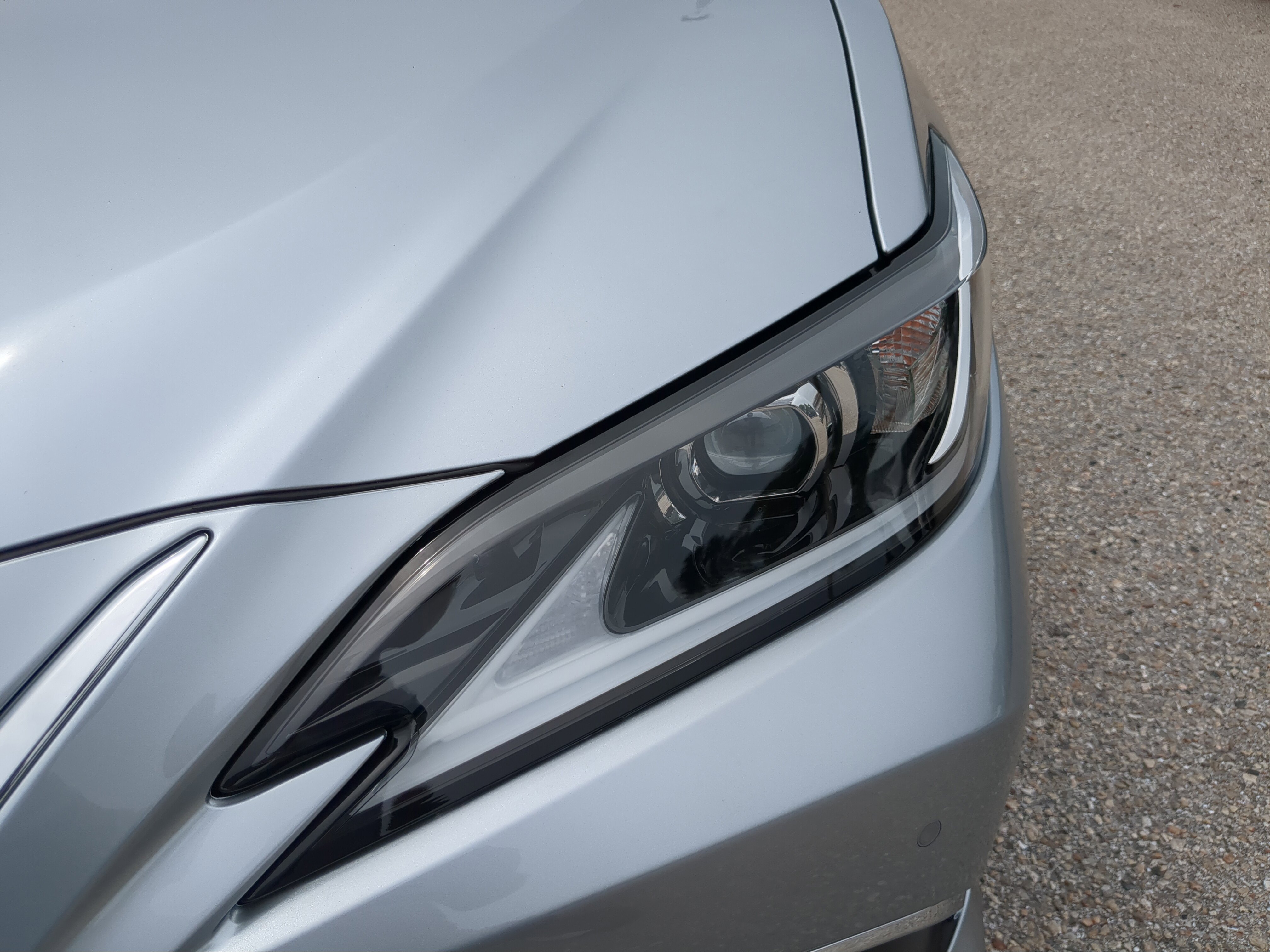 2025 Lexus ES 300h photo 9