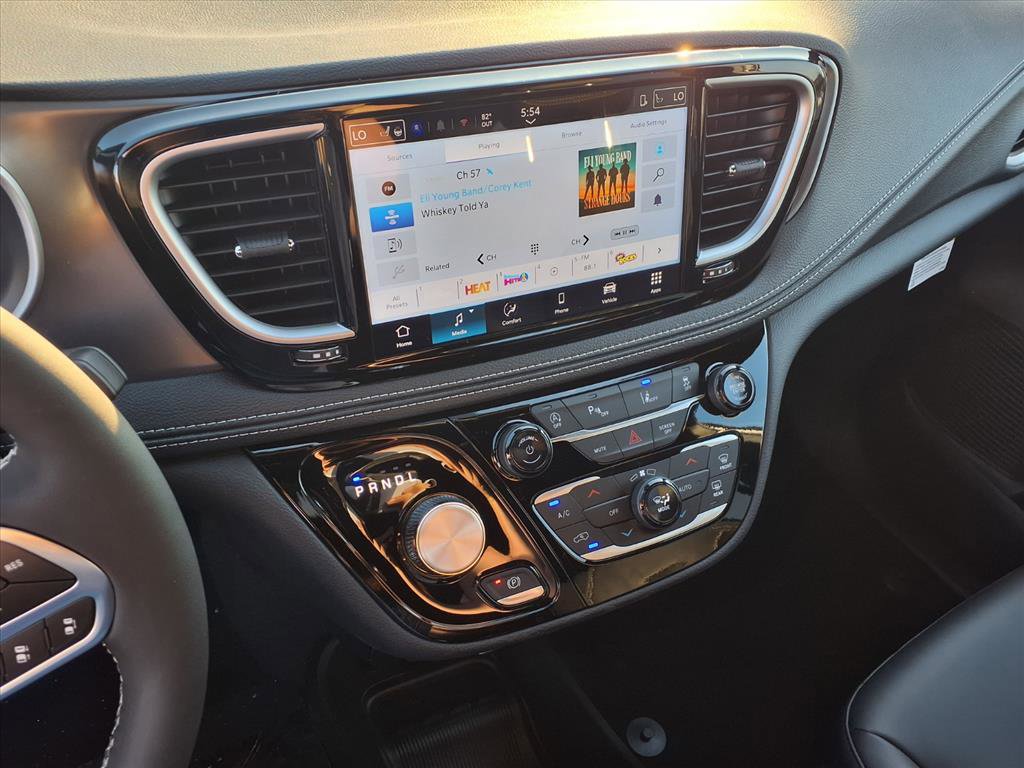 2026 Chrysler Pacifica photo 4