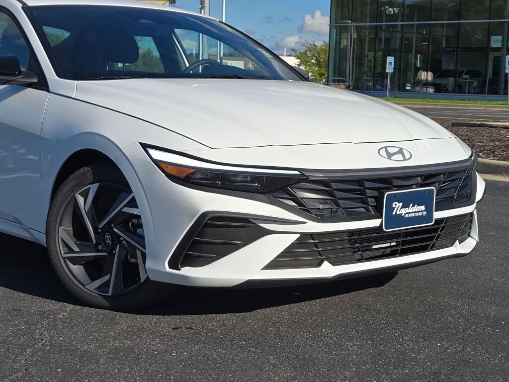 2025 Hyundai Elantra SEL Sport photo 2