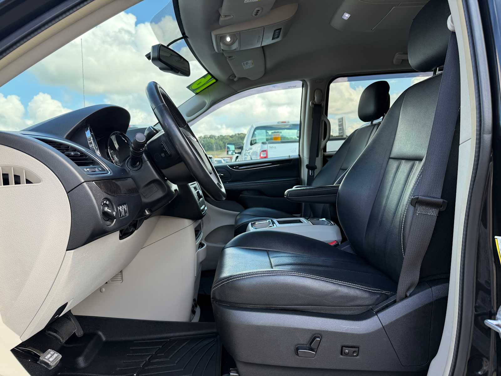 2016 Chrysler Town & Country Touring photo 16