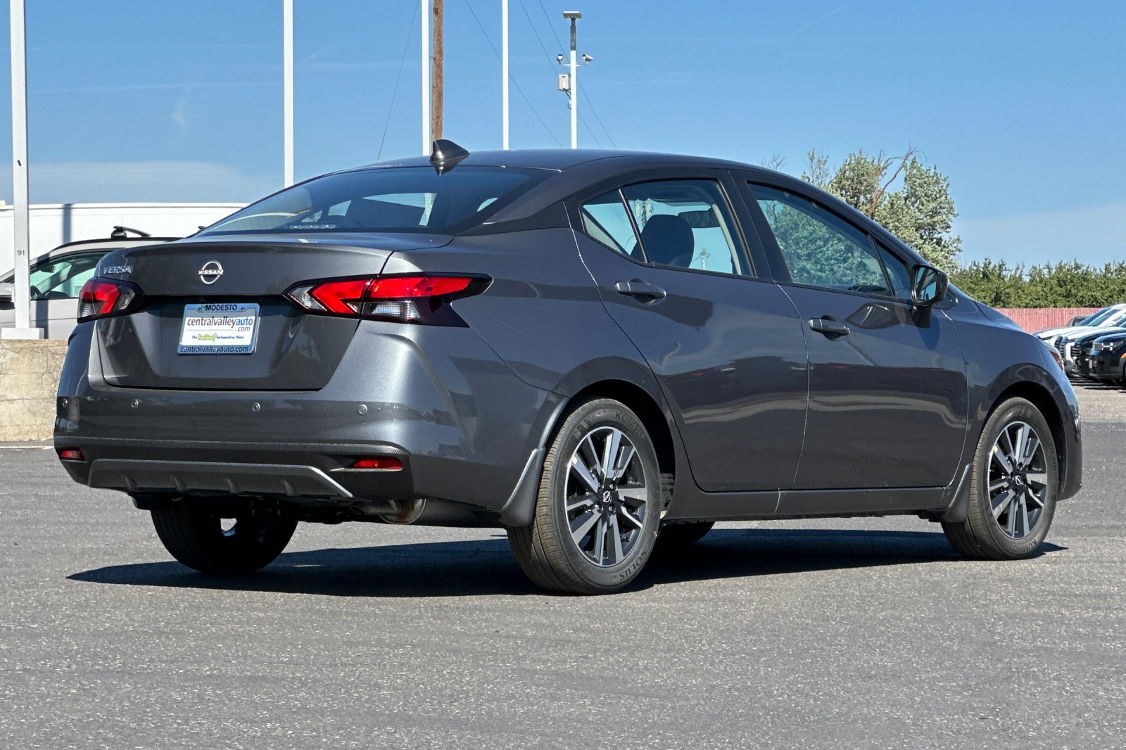 2025 Nissan Versa SV photo 4