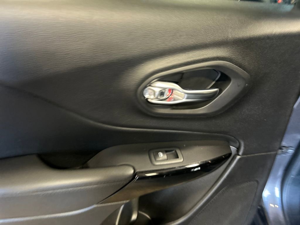 2020 Jeep Cherokee Altitude photo 14