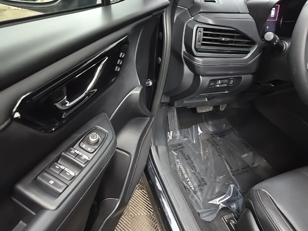 2025 Subaru Forester Touring photo 27