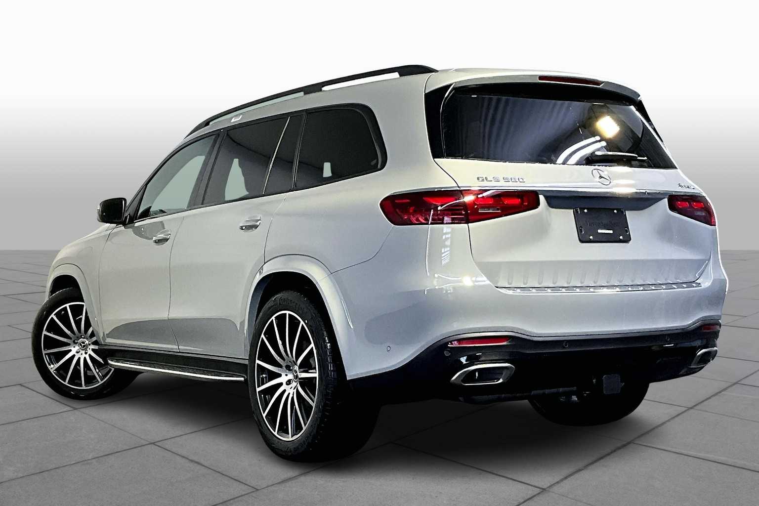 2025 Mercedes Benz GLS 580 4MATIC photo 3