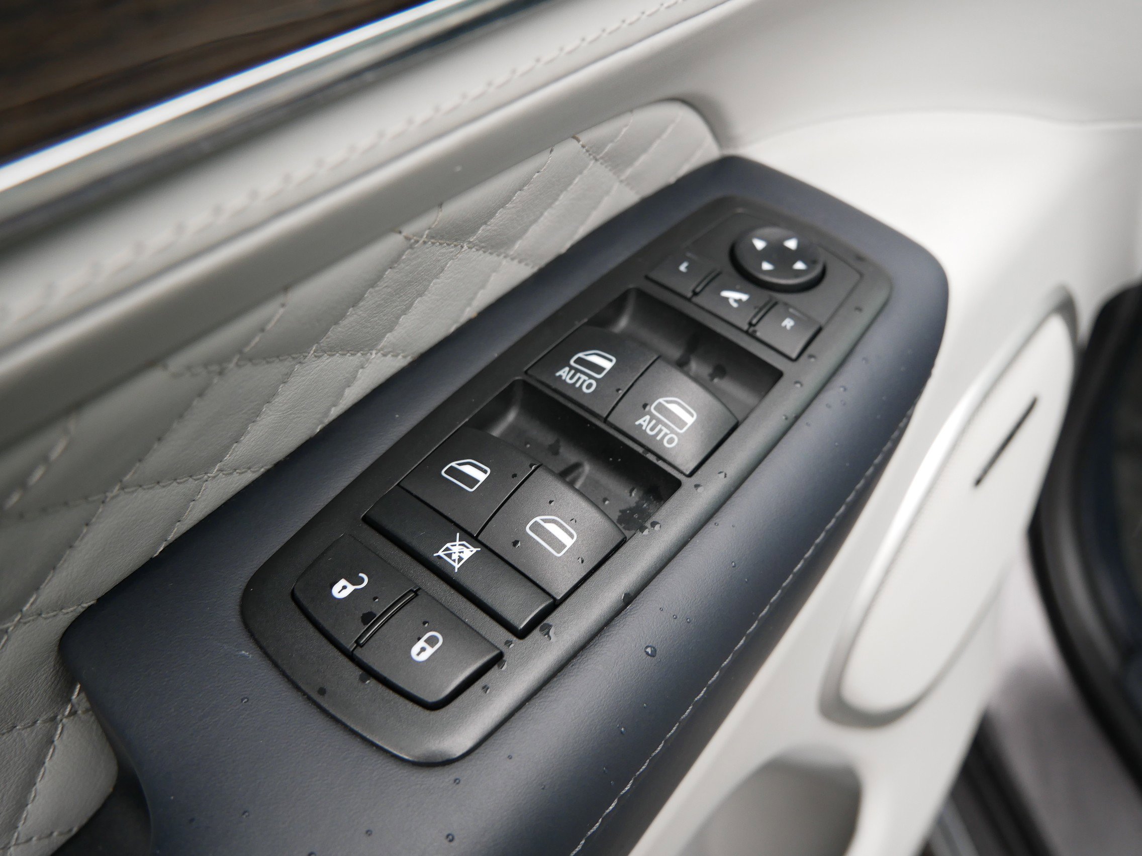 2020 Jeep Grand Cherokee Summit photo 14