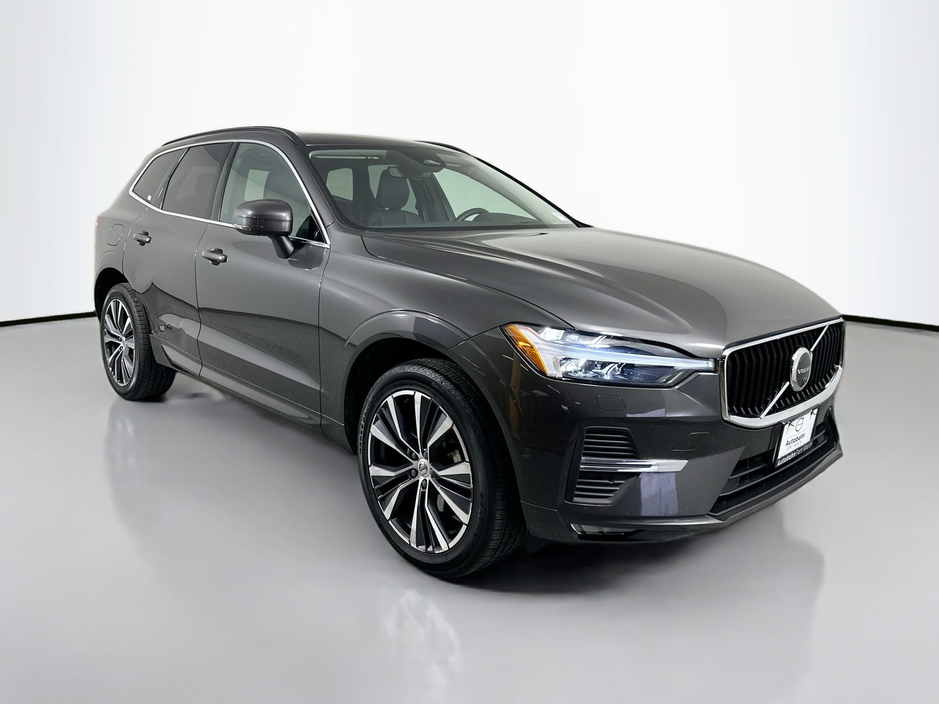 2022 Volvo XC60 B5 Momentum photo 3