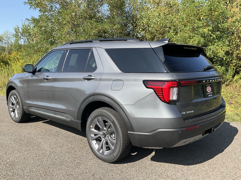 2025 Ford Explorer photo 28