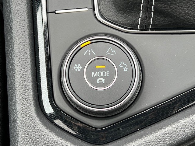 2025 Volkswagen Taos SEL photo 23