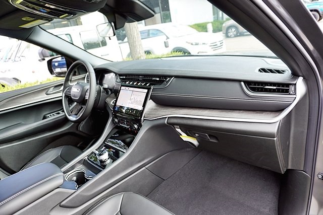 New 2025 Baltic Gray Metallic Clear-Coat Exterior Paint Jeep Limited image 11