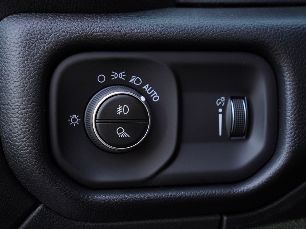 New 2026 Bright White Clear-Coat Exterior Paint RAM Tradesman image 10