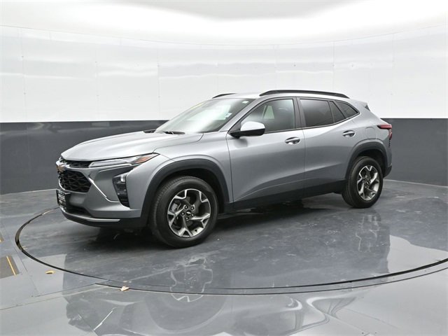 2025 Chevrolet Trax LT photo 2