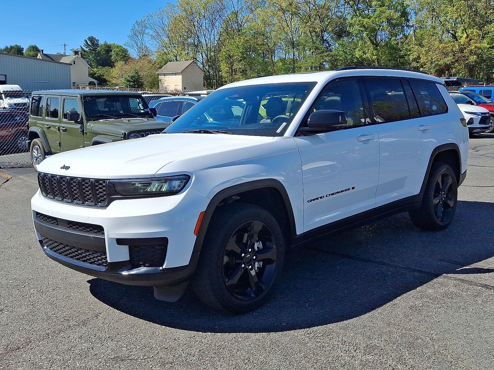 2023 Jeep Grand Cherokee Altitude photo 3