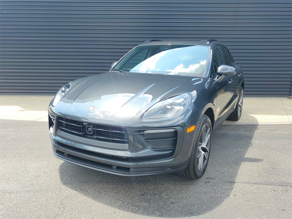 2025 Porsche Macan Base's photo