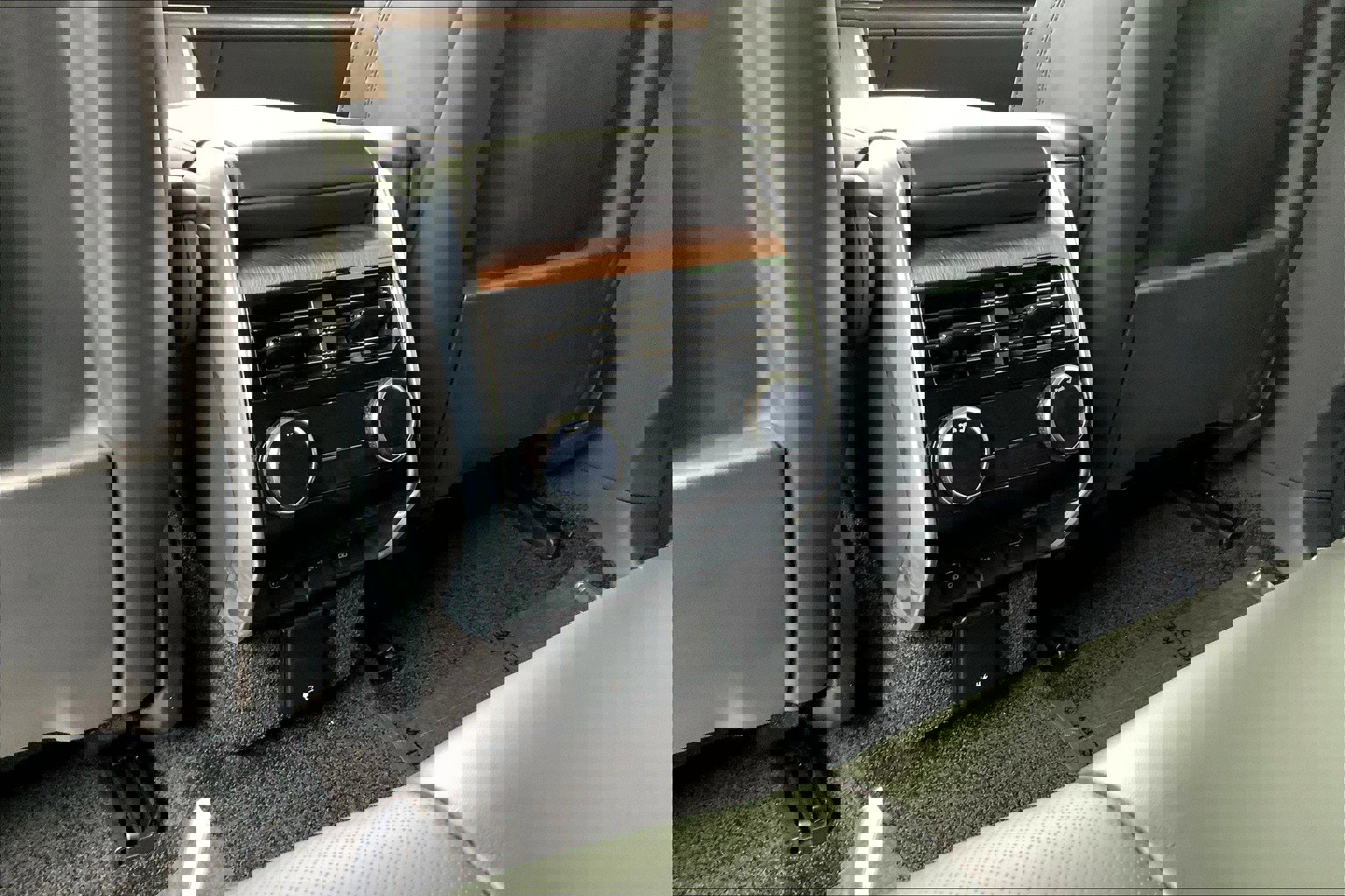 2025 Land Rover Range Rover SE photo 15