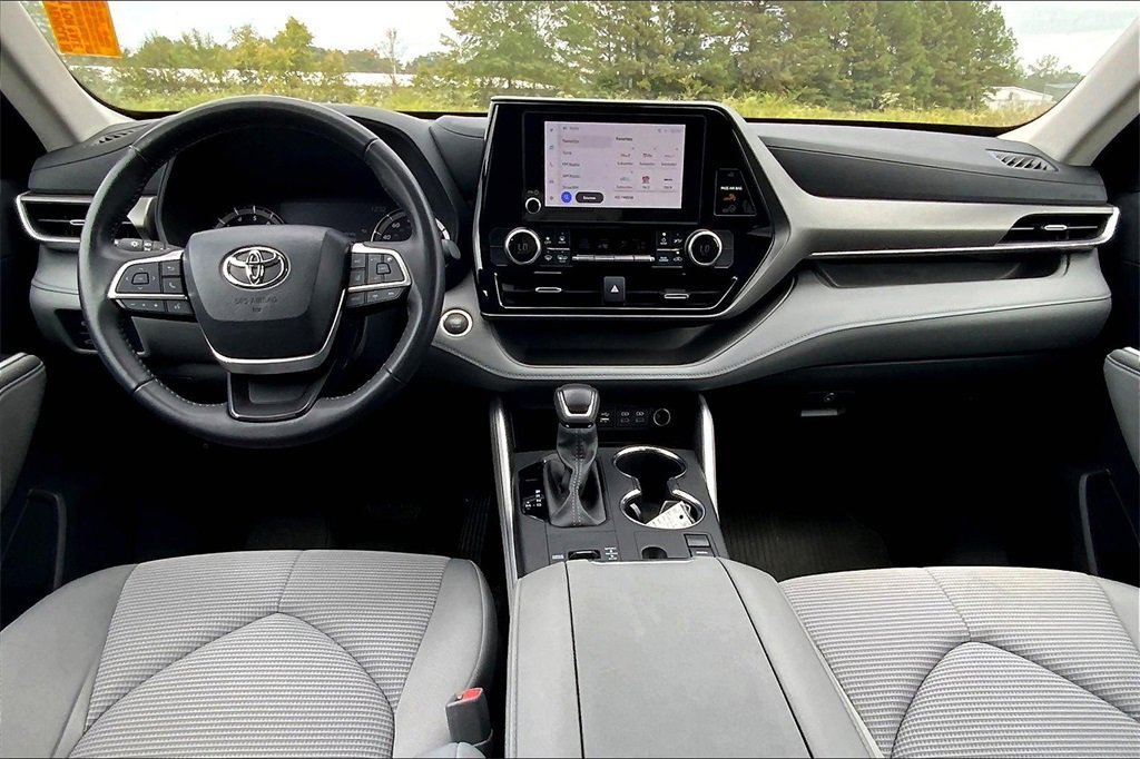 2024 Toyota Highlander LE photo 12
