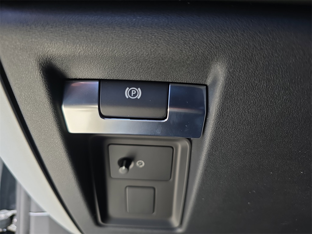 2025 Land Rover Defender 110 S photo 23