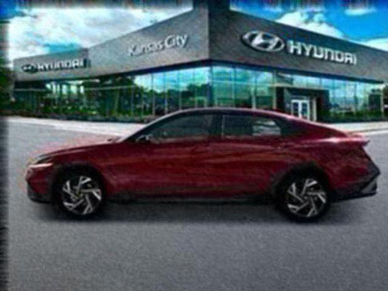 2025 Hyundai Elantra SEL Sport photo 3