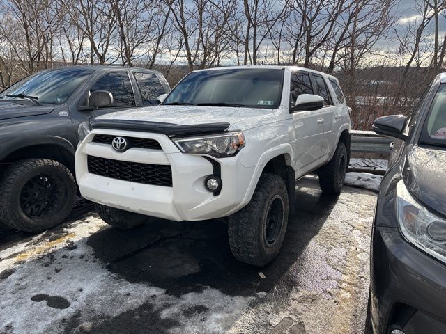 2016 Toyota 4Runner SR5's photo