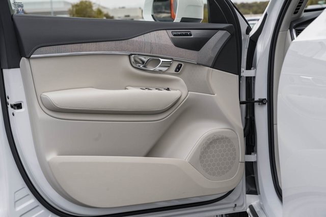 2025 Volvo XC90 T8 photo 27