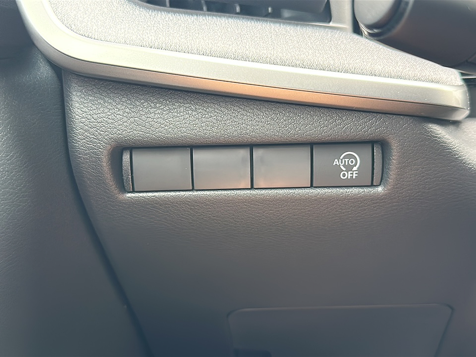 2025 Nissan Kicks SV photo 11