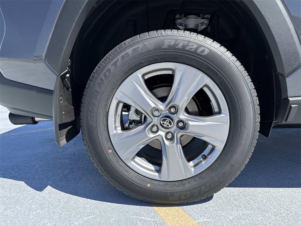 2025 Toyota RAV4 XLE photo 4