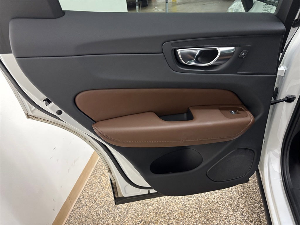 2023 Volvo XC60 B5 Plus photo 14