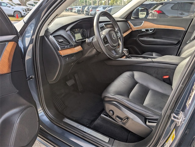 2022 Volvo XC90 T5 Momentum photo 3