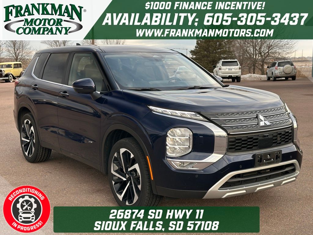 2024 Mitsubishi Outlander SE's photo